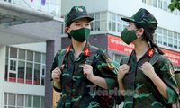 Hai nữ học viên Xương Phương Hồng (trái) và Nguyễn Thị Khuê Minh của Học viện Quân y đang trong thời gian tập huấn để sẵn sàng chi viện cho tuyến đầu. Ảnh: Nguyễn Minh
