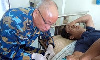 Nhà giàn DK1 cấp cứu ngư dân Quảng Ngãi bị cá chình biển cắn 