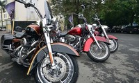 Những chiếc xe hiệu Harley-Davidson có kiểu dáng hầm hố, cá tính và mạnh mẽ cùng khoe dáng trong thời tiết giá lạnh Hà Nội.
