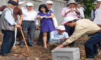 Đoàn các nhà nghiên cứu đi thực địa tại khu vực chùa Thiền Lâm (Thừa Thiên - Huế).