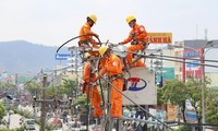 Nhân viên EVN sửa lưới điện gặp sự cố