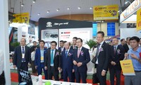 Các đại biểu tham dự gian hàng của các doanh nghiệp công nghiệp hỗ trợ Việt Nam và quốc tế