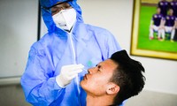 CLB Hà Nội xét nghiệm COVID-19 cho các cầu thủ khi tập trung trở lại sau Tết Nguyên đán 2021. (ảnh Anh Hội)