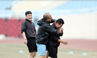 Hiếm khi ông Park Hang-seo vui vẻ như vậy với người xung quanh ở AFF Cup 2022. (ảnh Hữu Phạm)