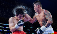  Trương Đình Hoàng (bên phải) đánh bại võ sĩ Hàn Quốc Lee Gyu Hyun, giành đai WBA Đông Á năm 2019 