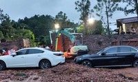 Tin mới vụ sạt lở ở Sóc Sơn khiến loạt xe sang bị vùi trong bùn đất 