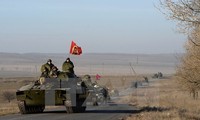 Lực lượng ly khai miền đông tại khu vực giới tuyến gần thành phố Starobeshevo, vùng Donetsk hôm 25/2. Nguồn: AFP/TTXVN