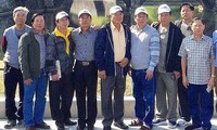 Trịnh Sướng (thứ tư từ phải qua) chụp ảnh cùng ông Huỳnh Thành Hiệp (bìa phải), Huỳnh Văn Sum (thứ 2, hàng phía sau). Ảnh: N.T.