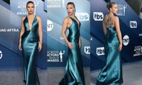 Scarlett Johansson diện đầm ‘xẻ ngực, hở lưng’ khoe hình xăm