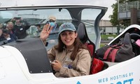 Zara Rutherford trước khi bắt đầu hành trình bay một mình vòng quanh thế giới. Ảnh: Reuters