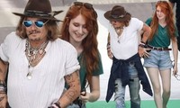 Johnny Depp dẫn gái lạ đến buổi diễn tập, mỹ nhân tóc đỏ hút hồn với đôi chân thon nuột