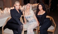 Kim Kardashian khoe thân hình đồng hồ cát với váy xuyên thấu 