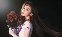 Cổ Lực Na Trát gây sốt với màn hóa thân thành Thủy thủ Sao Hỏa