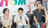 Cây bút nhí Nguyễn Bình (ngồi giữa) cùng bố mẹ tại buổi giao lưu với bạn đọc