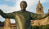 Bức tượng cố tổng thống Nelson Mandela cao 9m giữa Tòa nhà Liên bang