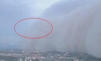 Hai UFO lượn lờ trong trận bão bụi ở Mỹ?