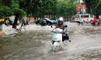 Cẩn thận khi đi xe máy trời mưa bão