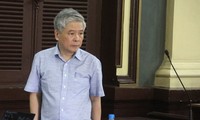Nguyên phó Thống đốc Đặng Thanh Bình vừa có những lời khai đầu tiên tại tòa chiều 25/6. Ảnh: Tân Châu
