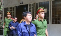 Cựu CSGT Nguyễn Cảnh Chân đến tòa sáng nay 14/8. Ảnh: Tân Châu