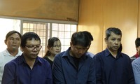 Cựu CSGT Nguyễn Cảnh Chân (đứng giữa, hàng đầu) tại tòa sáng nay. Ảnh: Tân Châu