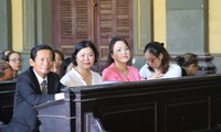 Bà Chu Thị Bình (áo hồng) và Ls Phan Trung Hoài tại phiên tòa hôm nay. Ảnh: Tân Châu.