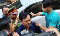 Cựu phó Viện trưởng VKSND TP Đà Nẵng - bị cáo Nguyễn Hữu Linh rời phiên xử sơ thẩm. Ảnh: Tân Châu