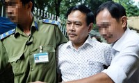 Cựu phó Viện trưởng VKSND TP Đà Nẵng - bị cáo Nguyễn Hữu Linh được bảo vệ tòa đưa vào phòng xử. Ảnh: VnExpress