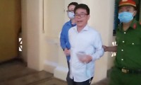 Cựu Phó Chánh án Nguyễn Hải Nam (áo trắng) và cựu giảng viên Lâm Hoàng Tùng trong phiên tòa ngày 9/12. Ảnh: Tân Châu.