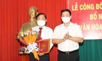 Chủ tịch UBND tỉnh Tây Ninh Nguyễn Thanh Ngọc (phải) trao quyết định cho tân Giám đốc Sở VH TT và DL Tây Ninh Trương Văn Hùng.
