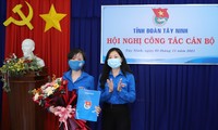Chị Hoàng Thị Thanh Thúy trao quyết định và tặng hoa chúc mừng tân phó Bí thư Tỉnh đoàn Tây Ninh Trịnh Thị Như Trang.