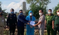 Cảnh sát Campuchia hoàn tất thủ tục dẫn giải Lý Văn Tư về Việt Nam. Ảnh: CA Tây Ninh.