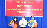 Phó Bí thư Thường trực Tỉnh ủy, Trưởng Đoàn đại biểu Quốc hội tỉnh Tây Ninh, ông Phạm Hùng Thái (giữa), tặng hoa chúc mừng 2 cán bộ nhận nhiệm vụ mới.