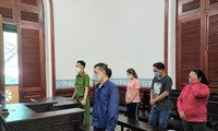 Phạm Quang Tiến (áo xanh) tại phiên tòa