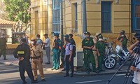 Lực lượng chức năng bảo vệ khu vực trước cổng Tòa án.