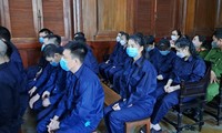Nguyễn Thái Luyện và đồng phạm tại phiên tòa.