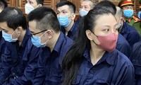 Bị cáo Võ Thùy Linh (ngồi hàng đầu, phải sang) tại tòa sáng nay. Ảnh: Tân Châu