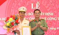 Đại tá Nguyễn Văn Trãi (phải) trao quyết định cho đại tá Hồ Thành Hiên.