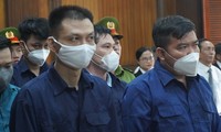 Nguyên trưởng Công an phường Phú Thọ Hòa, bị cáo Phạm Thanh Tuấn (phải) tại tòa.