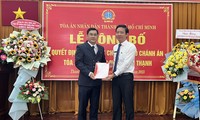 Ông Quách Hữu Thái (phải sang), Phó Chánh án TAND TPHCM trao quyết định cho tân Phó Chánh án TAND quận Bình Thạnh tại buổi lễ.