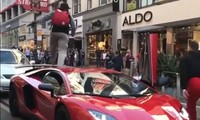 Nhảy lên mui siêu xe Lamborghini, thanh niên bị ăn no đòn