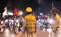 Cảnh sát trắng đêm giữ trật tự sau chiến thắng của U23 Việt Nam
