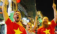 Khách Tây nhảy múa mừng đội tuyển U23 Việt Nam