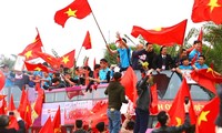 Hai bên đường rợp cờ chào đón cầu thủ U23 Việt Nam