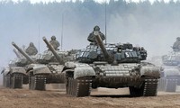 Quân đội Nga diễn tập chiến thuật xe tăng mới toanh