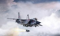 Tiêm kích đánh chặn MiG-31BM phóng tên lửa siêu vượt âm Kh-47M2 Kinzha