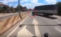 Siêu mô tô độc nhất Việt Nam va chạm xe tải, lao vào dải phân cách