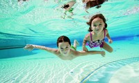Những lưu ý và cách phòng tránh bệnh cho trẻ khi đi bơi