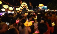Hoa đăng rực sáng kênh Nhiêu Lộc trong lễ Phật đản