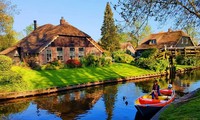 Những ngôi nhà như của người ngoài hành tinh trên đất Hà Lan
