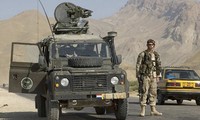 Xe địa hình quân sự lợi hại Land Rover Defender của Anh Quốc